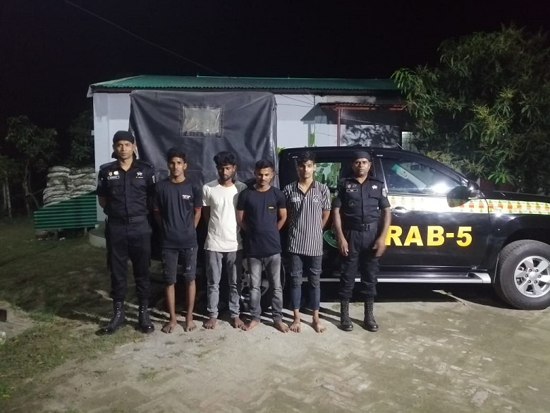 চাঁপাইনবাবগঞ্জে  মাদক ব্যবসা ও সেবনের অভিযোগে গ্রেপ্তার ৫